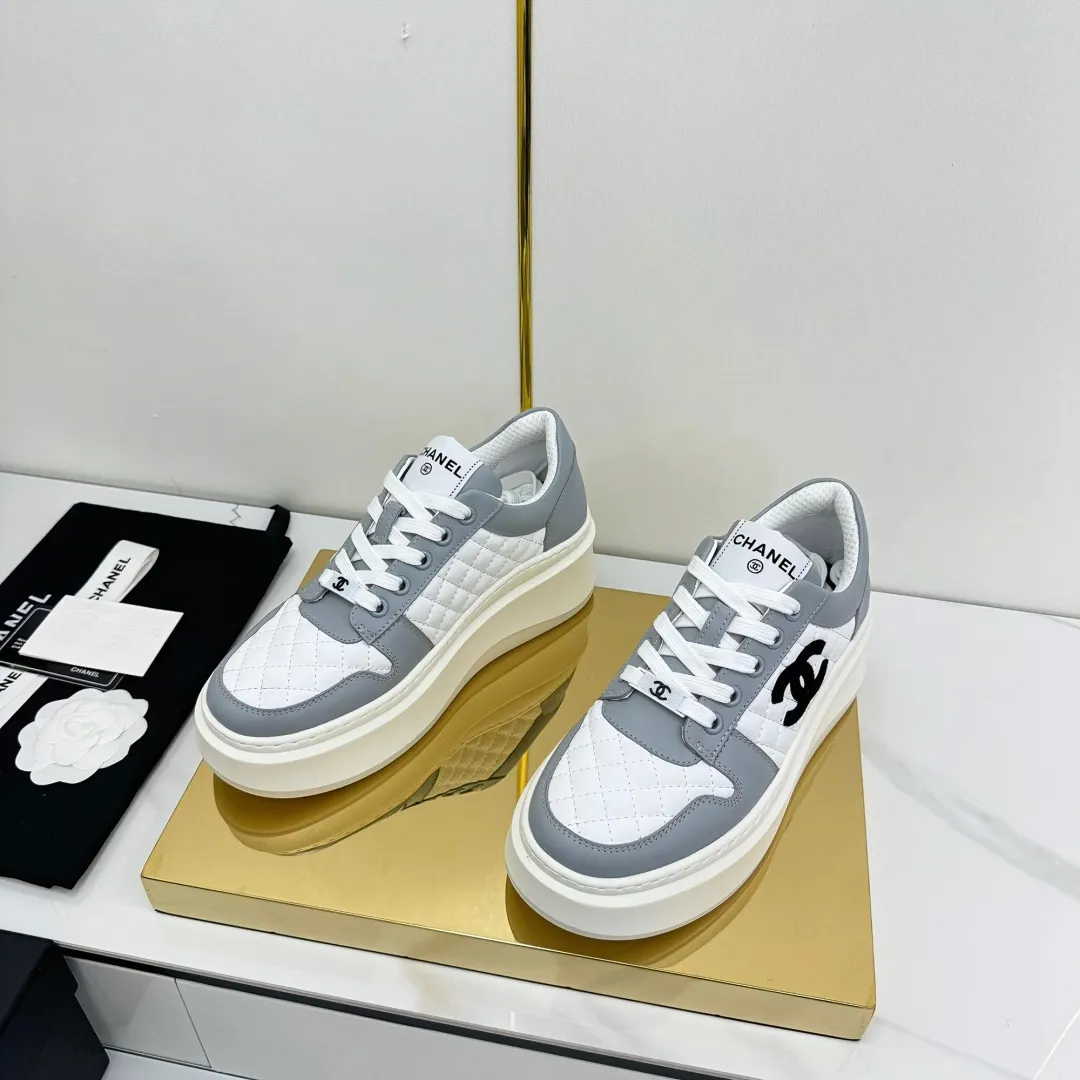 👟👟Ex-factory price 600👟👟 Upgraded version, upgraded version, upgraded version! No rebuttal accepted! ! ! ! Chanel Chanel panda shoes! 2025 counter's top casual sports shoes. This classic design; the upper is electro-embroidered with a variety of techniques; the outsole is fashionable and sporty; the unusual inclusion of a variety of color matching elements... The diversified mix and match is very good-looking and versatile, and can be used for leisure, fashion, sports, and outdoor... ꫛꫀꪝ Go➫ Materials: ❶Upper made of: original imported first-layer silk cowhide + original waterproof cloth + original first-layer cowhide ❷Inner lining: Original Yangli+Net ❸Outsole based on: Original TPU combination outsole Counter boutique packaging complete set for women 35–41 👉 👉 👉 👉 👉